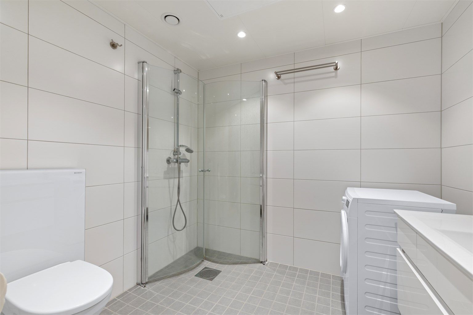 Badet har fine innfellbare dusjvegger i herdet glass