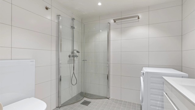 Badet har fine innfellbare dusjvegger i herdet glass