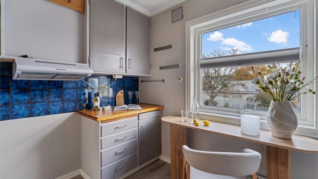Glatte fronter og overskap med ventilator.