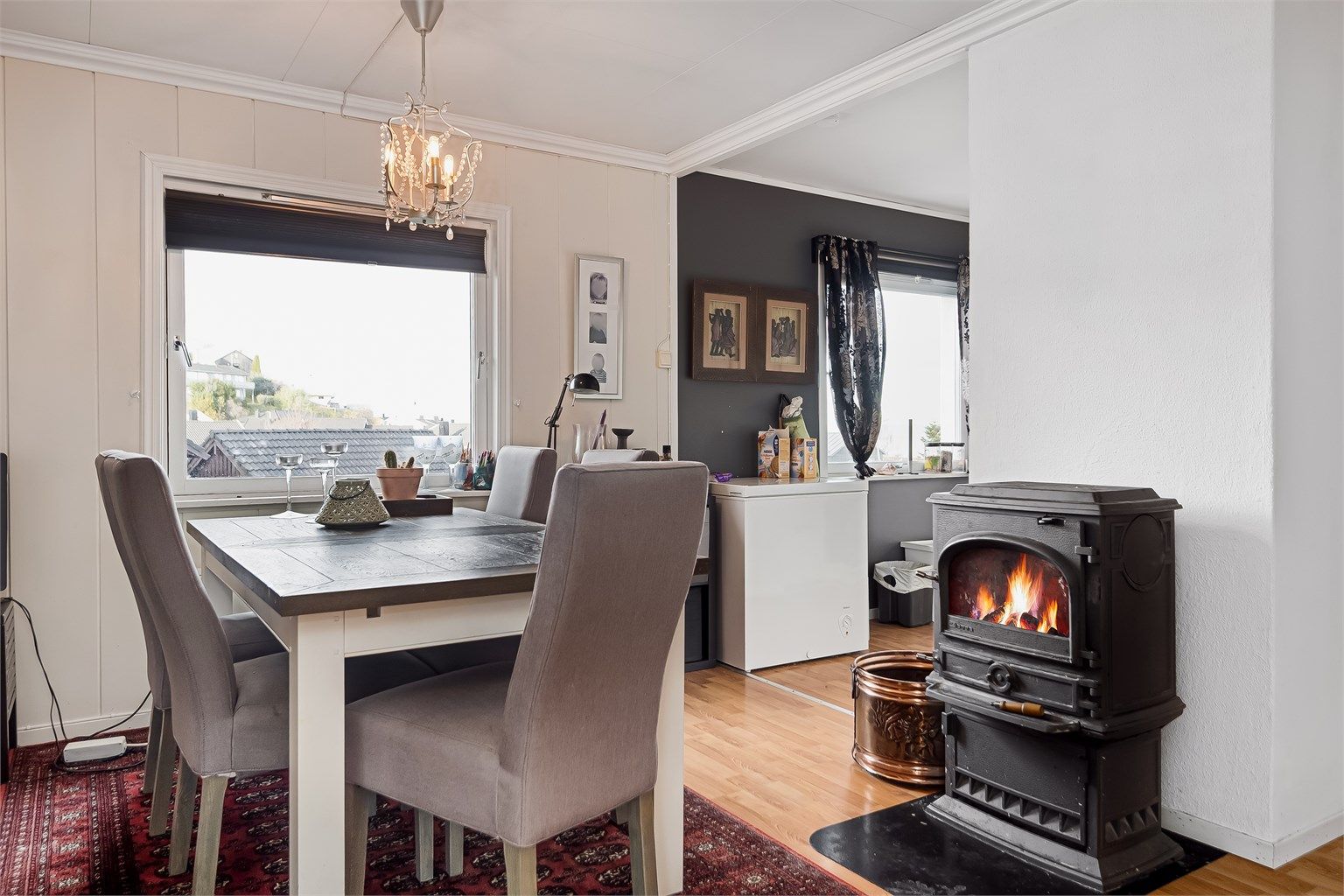 Boligen består av to bruksenheter, hvor hver del inneholder stue, kjøkken, bad, to soverom og eget inngangsparti. 