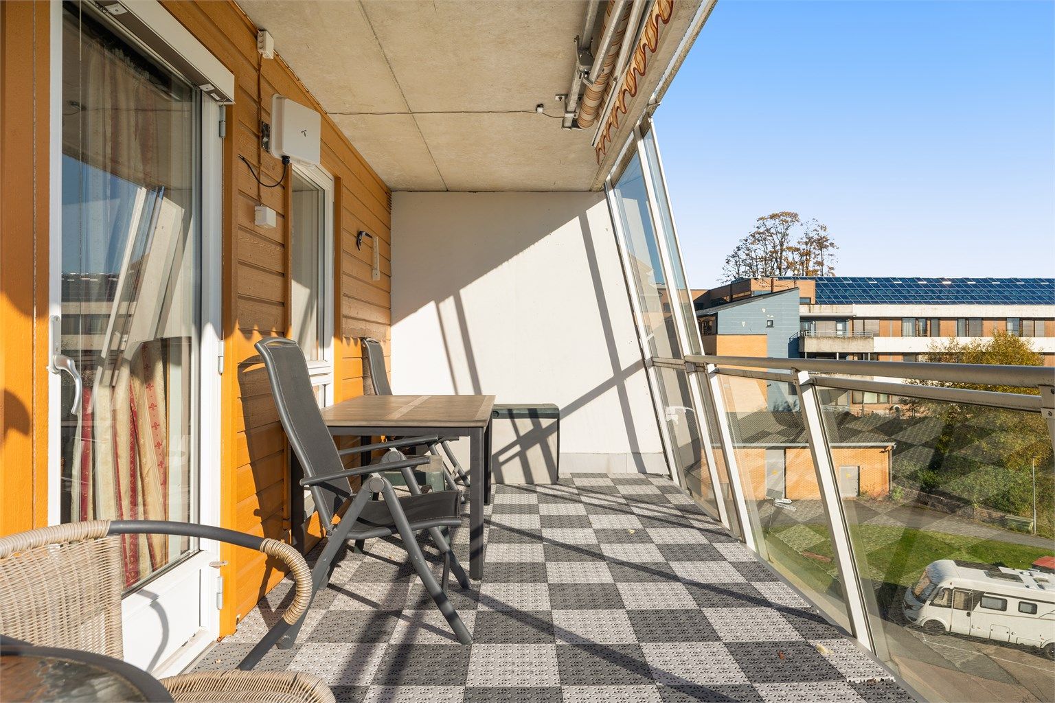Den overbygde delen gir en lun og skjermet uteplass med utelys og utvendig stikkontakt.