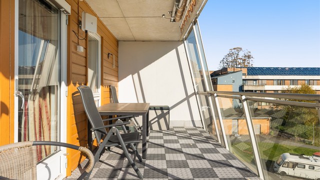 Den overbygde delen gir en lun og skjermet uteplass med utelys og utvendig stikkontakt.