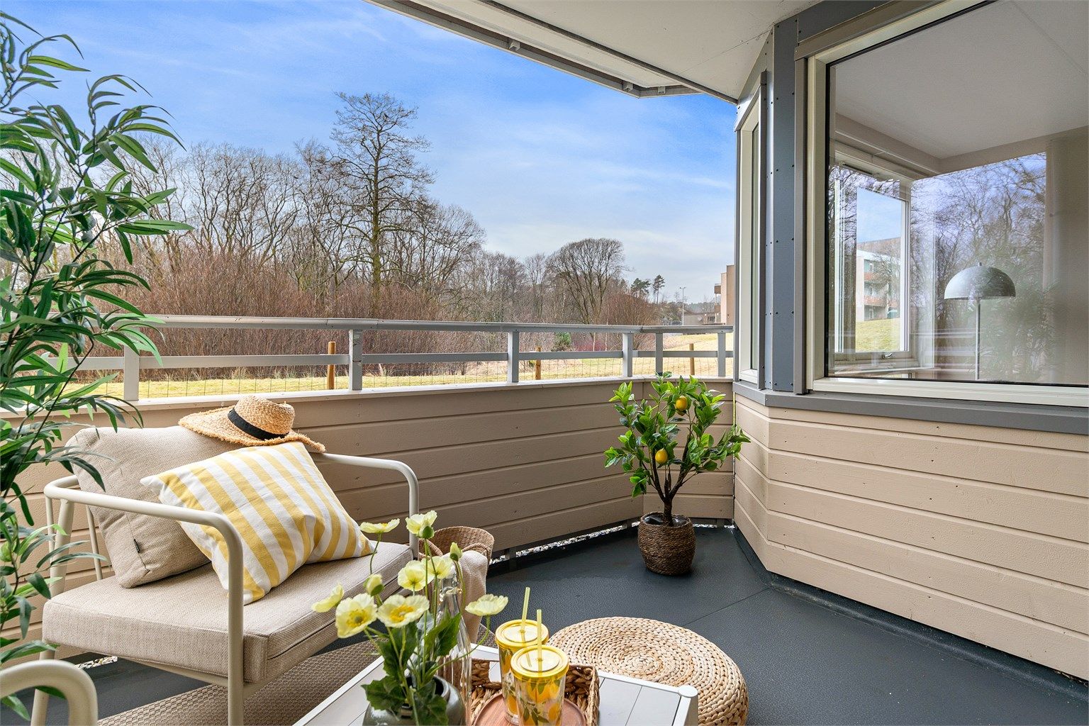 - Terrassen er overbygd som gir en koselig og lun sitteplass i all slags vær -