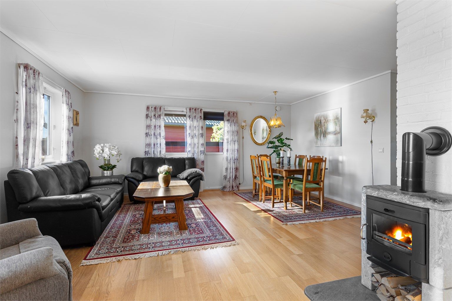 Stuen har god plass til både sofagruppe og spisebord.