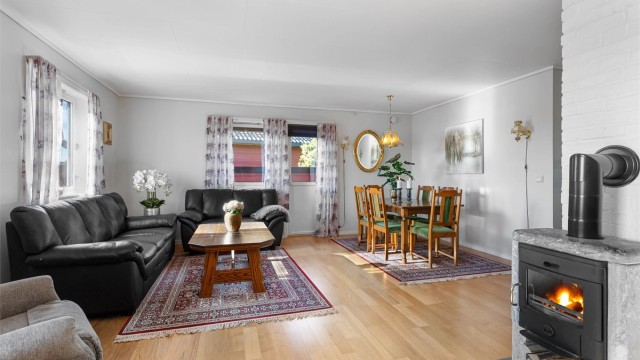 Stuen har god plass til både sofagruppe og spisebord.