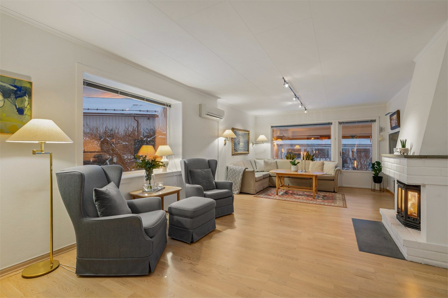 Boligen har gjennomgående store vindusflater som siker rikelig med naturlig dagslys. 