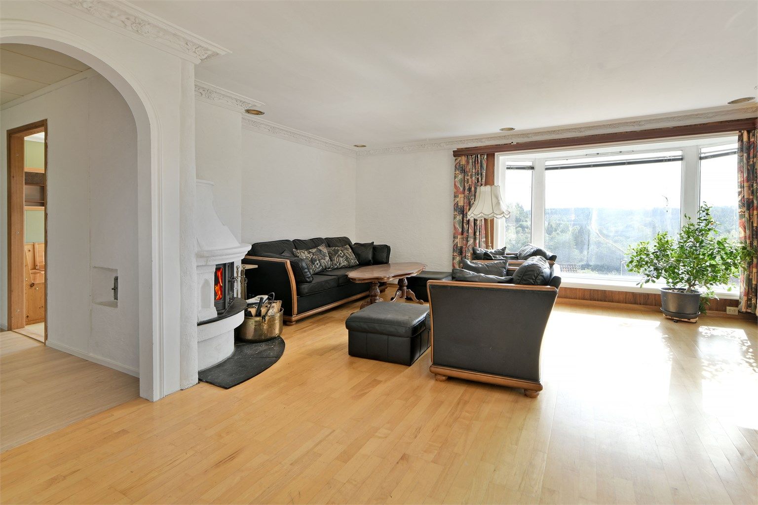 Stue i 1. etasje - peis med dører som kan gi god varme på kjølige kvelder