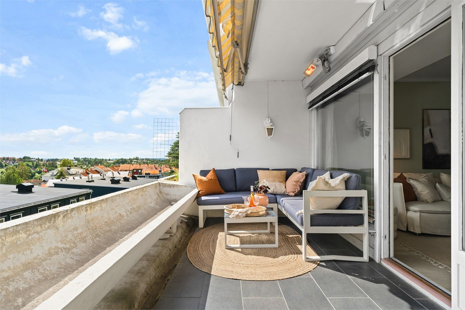 Markise og varmelampe sørger for at dette er et sted man kan nyte store deler av året