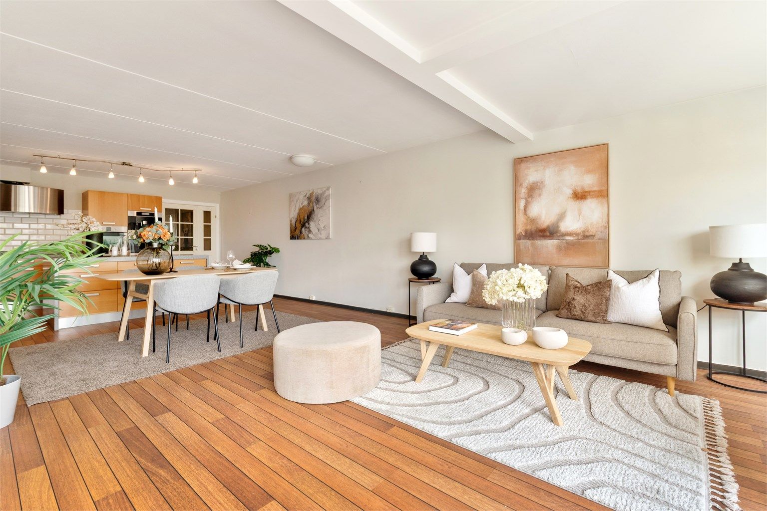 Den åpne løsningen mellom stue og kjøkken gir et stort og sosialt rom med svært god romfølelse.