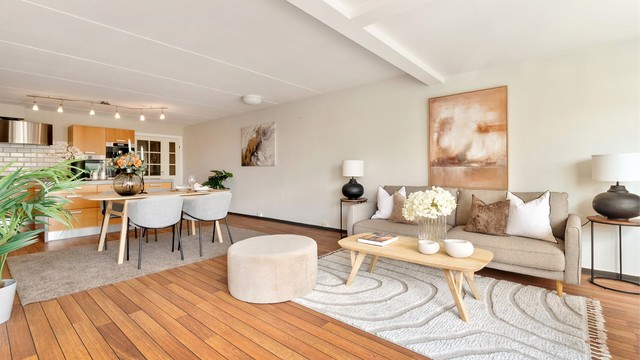 Den åpne løsningen mellom stue og kjøkken gir et stort og sosialt rom med svært god romfølelse.