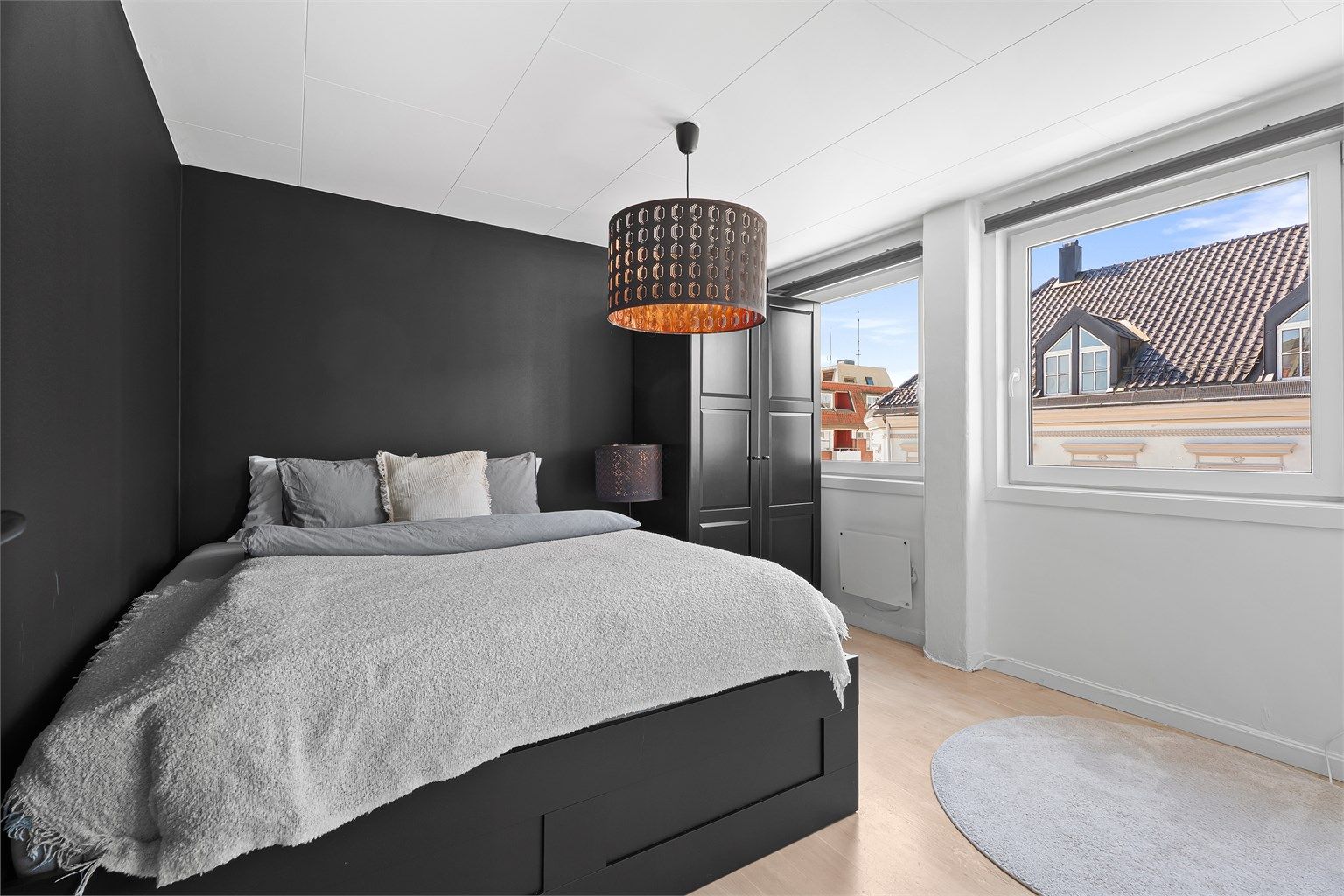 Soverommet er av god størrelse med plass til dobbeltseng og ønsket møblement. Selger har tidligere også hatt kontorpult m/stol stående til høyre i bildet. 