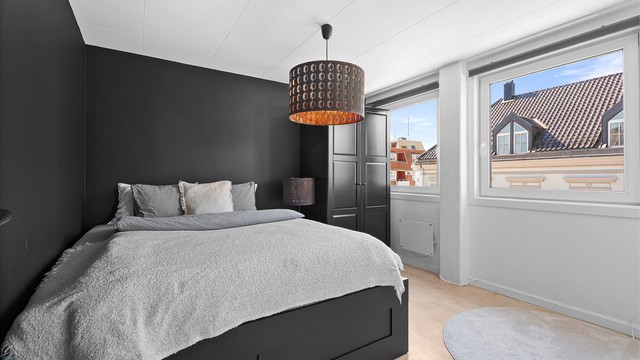 Soverommet er av god størrelse med plass til dobbeltseng og ønsket møblement. Selger har tidligere også hatt kontorpult m/stol stående til høyre i bildet.