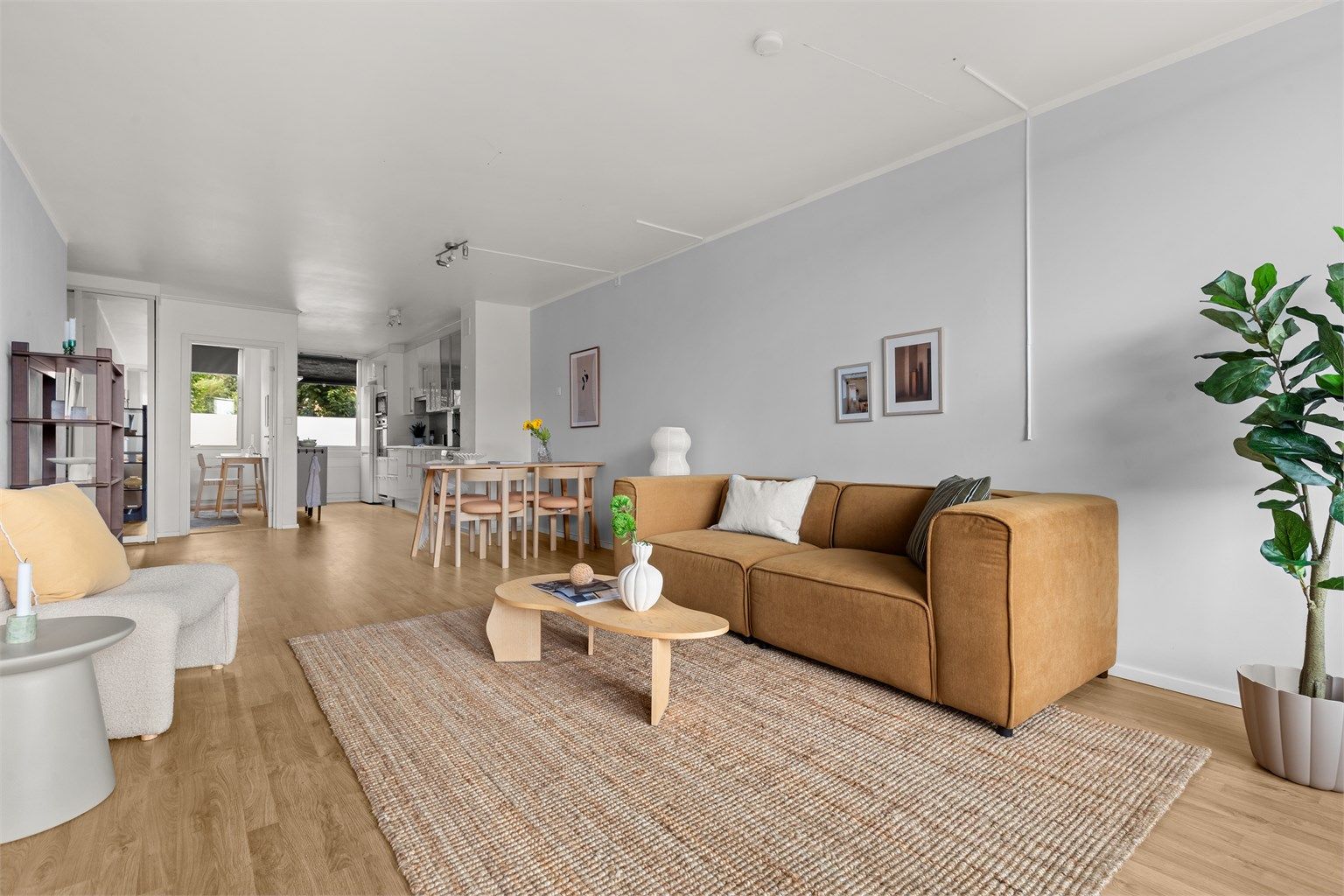 Stuen er romslig med god planløsning og kan enkelt innredes med en hyggelig sofagruppe med tilhørende sofabord og annet ønskelig stuemøblement. 