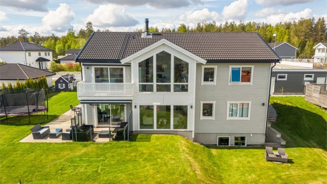 Eiendomsmegler Krogsveen v. Marcus Grundy har gleden av å ønske velkommen til Vekta 21! Foto: Anders Botnmark