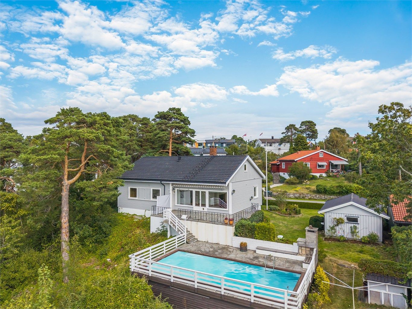 Eiendommen ligger på en vestvendt eiertomt på hele 1 387,40 kvm