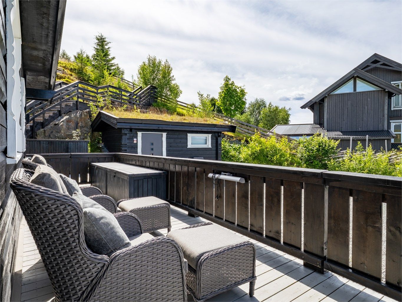 Alle terrasse-arealene som strekker seg 360 grader rundt hytta gjør at man kan nyte solen gjennom hele dagen.