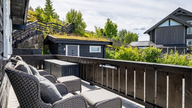 Alle terrasse-arealene som strekker seg 360 grader rundt hytta gjør at man kan nyte solen gjennom hele dagen.