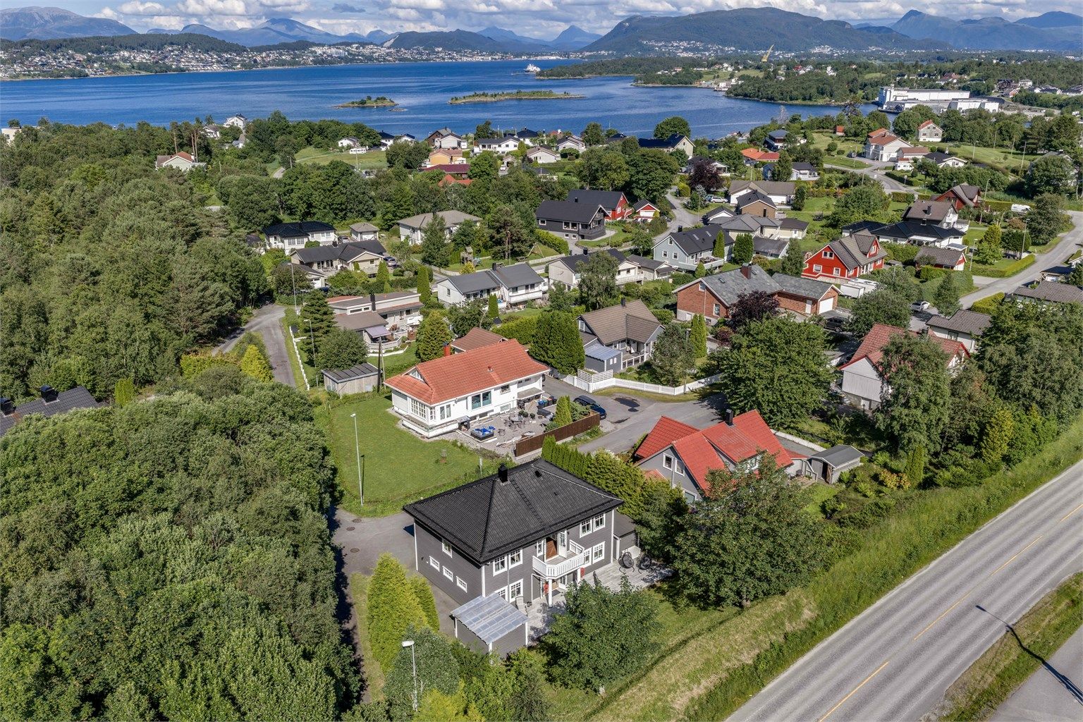 Eiendommen ligger sentralt i Langevåg, med nærhet til sjøen og servicetilbud som Devoldfabrikken.
