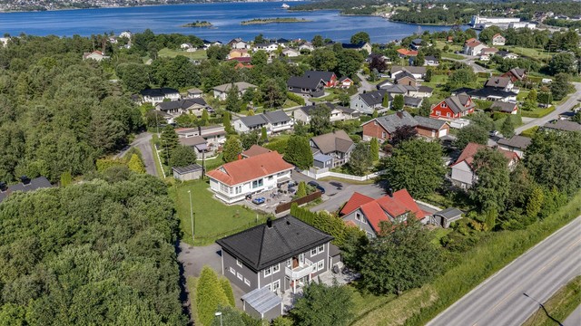 Eiendommen ligger sentralt i Langevåg, med nærhet til sjøen og servicetilbud som Devoldfabrikken.