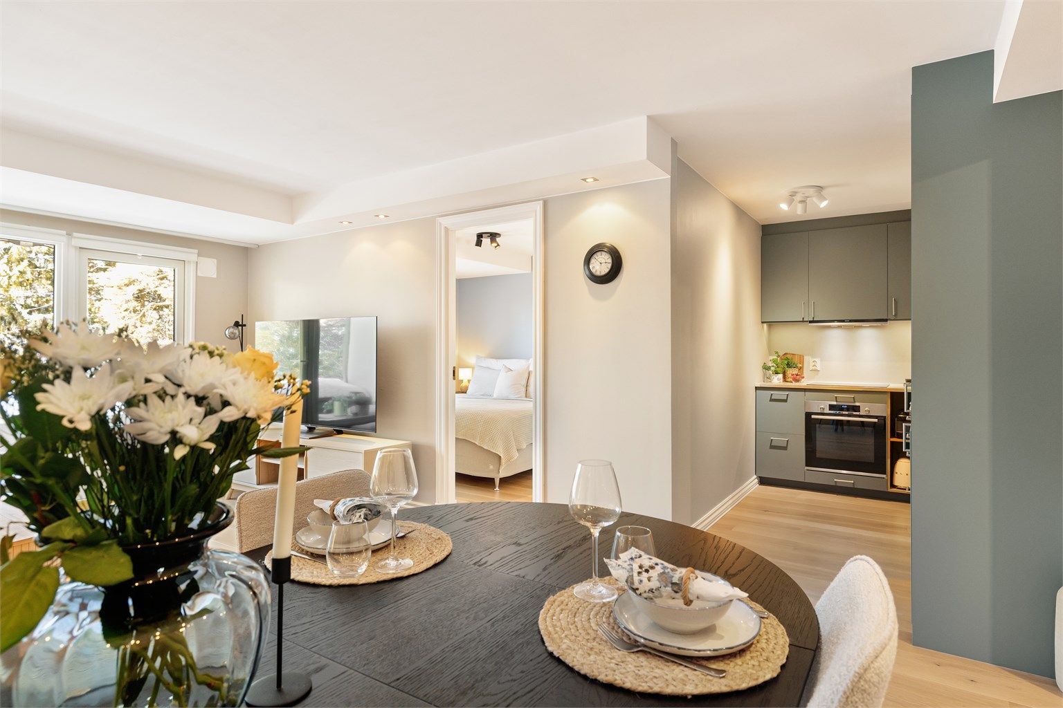 Utsyn fra spiseplassen mot kjøkkenet og soverommet.