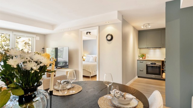 Utsyn fra spiseplassen mot kjøkkenet og soverommet.