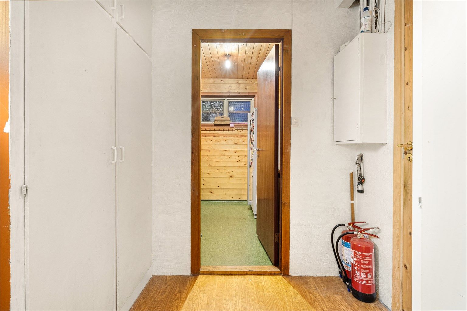 Boligen har rikelig med lagringsplass, blant annet med flere boder i første etasje.