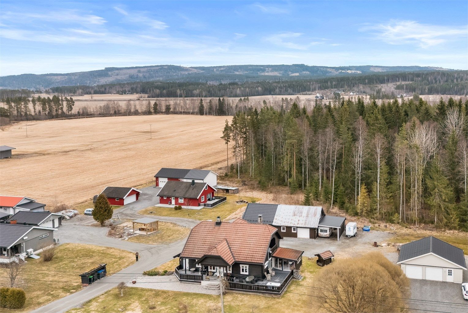 Boligen ligger veletablert boligområde på Disenå i Sør-Odal kommune. 