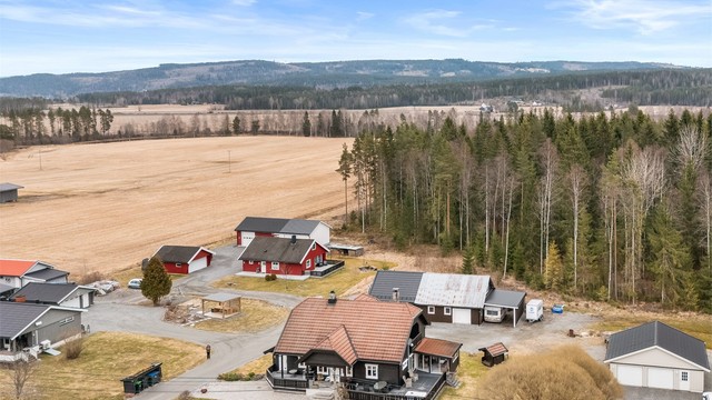 Boligen ligger veletablert boligområde på Disenå i Sør-Odal kommune.
