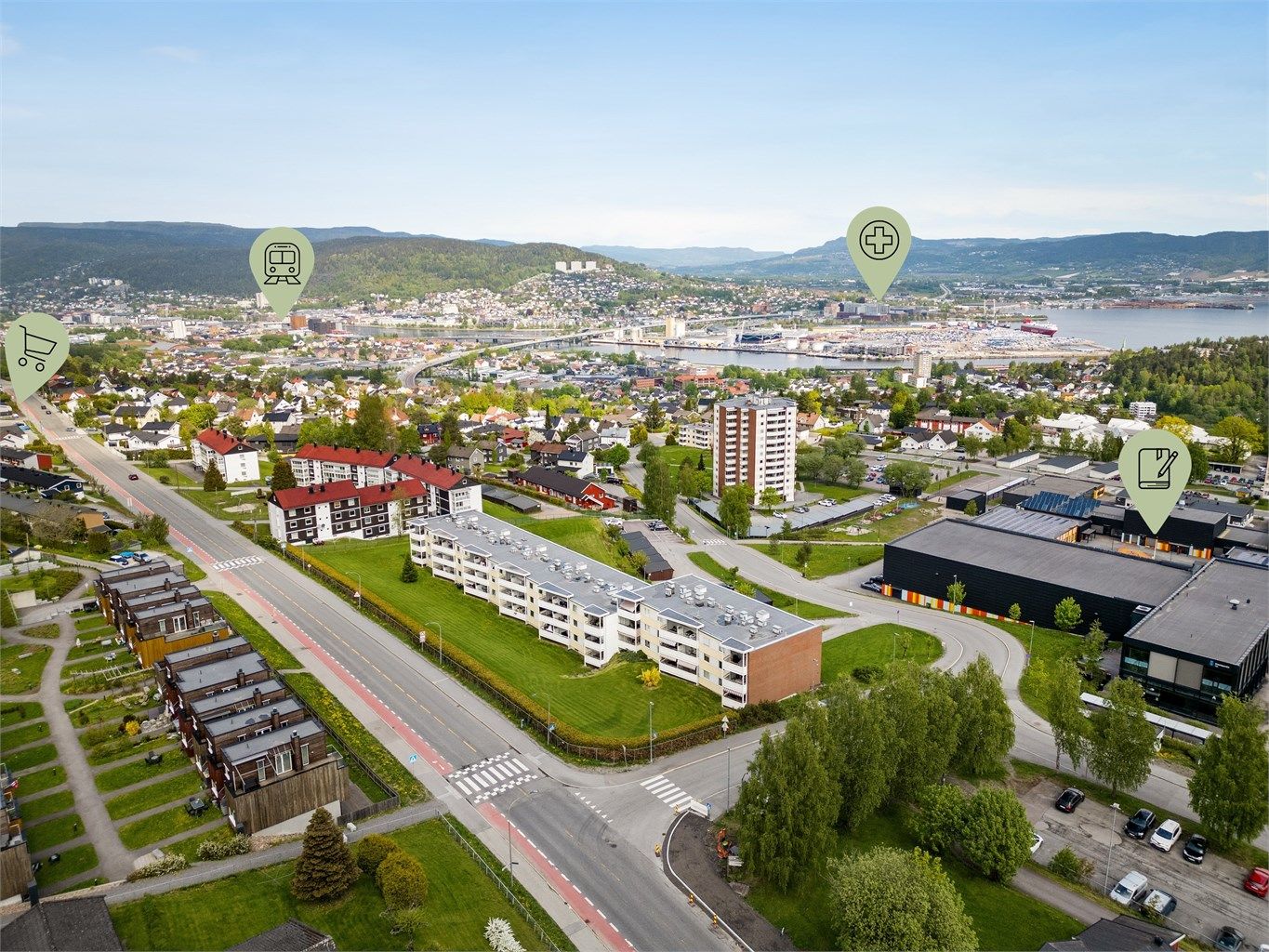 Kort gangavstand til barneskole, ungdomsskole, barnehager, idrettsanlegg, lekeplass, bibliotek og dagligvarebutikk.