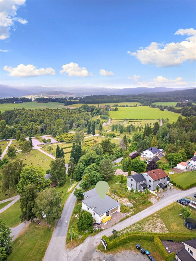 Skoger IL med flerbrukshall ved Skoger skole, med gangavstand fra eiendommen.