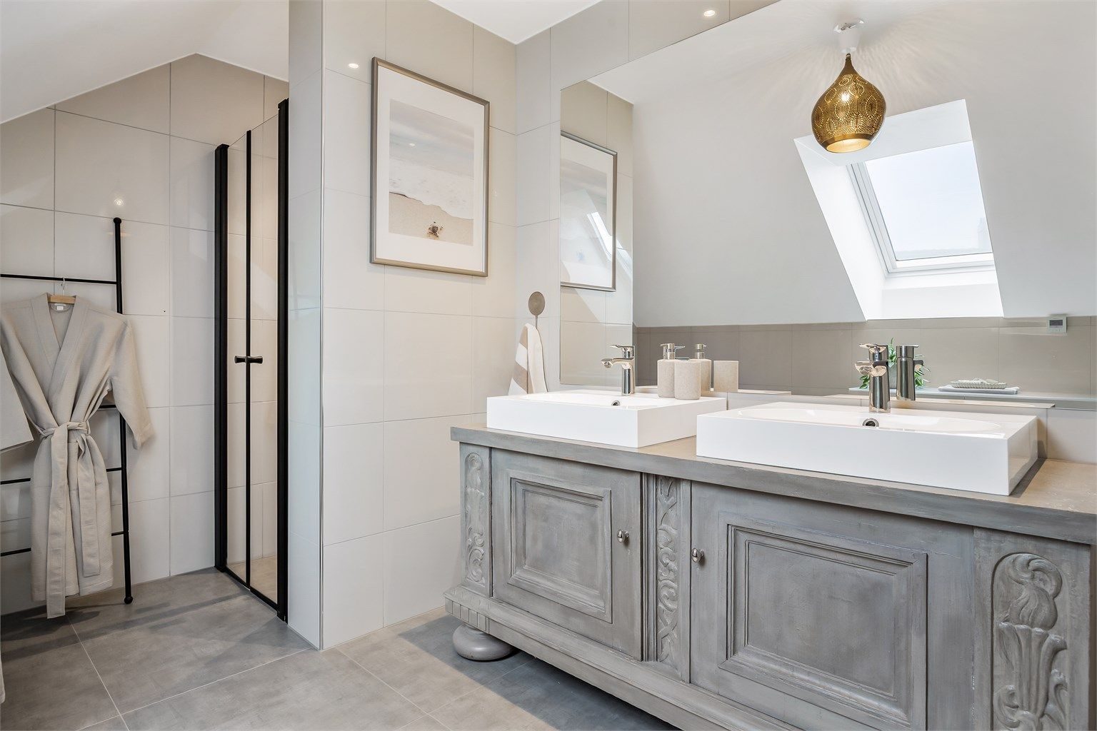 Begge badene og vaskerommet ble oppgradert med vannbåren gulvvarme samt nye flislagte gulv (inkl. membran) i 2023.