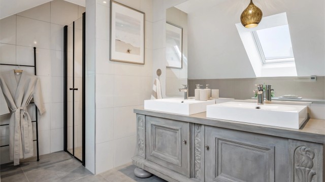 Begge badene og vaskerommet ble oppgradert med vannbåren gulvvarme samt nye flislagte gulv (inkl. membran) i 2023.