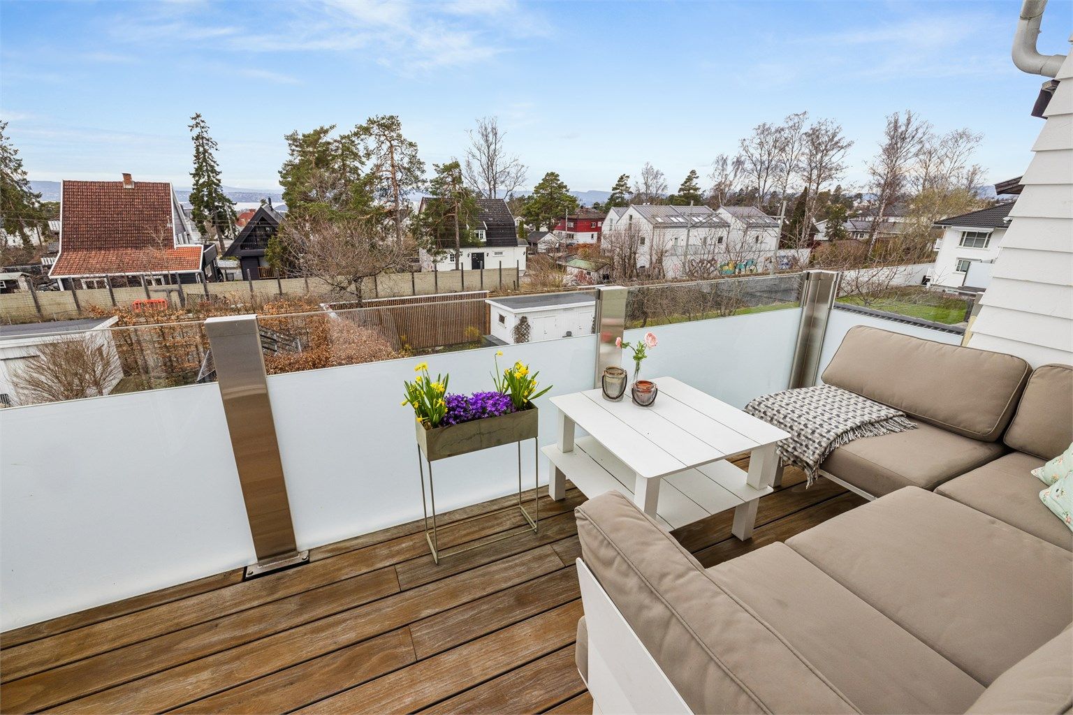 Rekkverk i stål og glass sikrer utsikten og gir et moderne uttrykk.