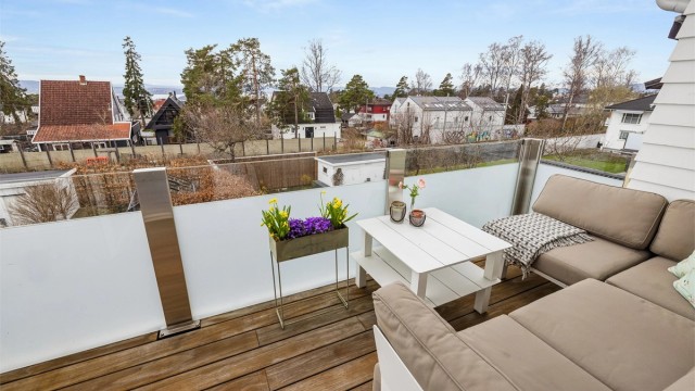 Rekkverk i stål og glass sikrer utsikten og gir et moderne uttrykk.