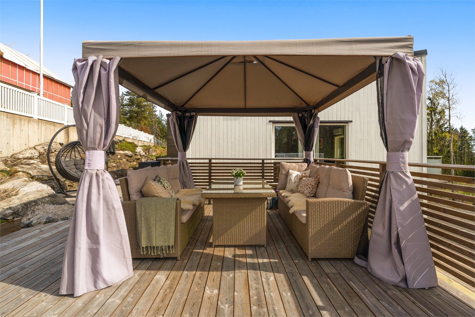 Den store terrassen gir mange muligheter for utemøblering og sosiale soner.