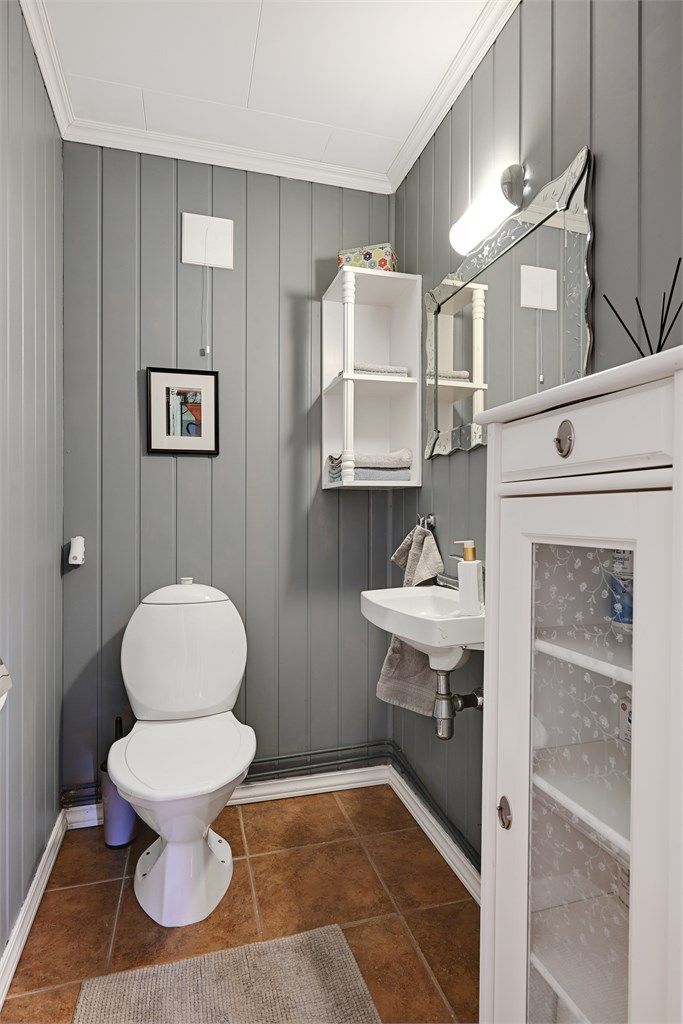 Praktisk toalettrom med wc og servant. 