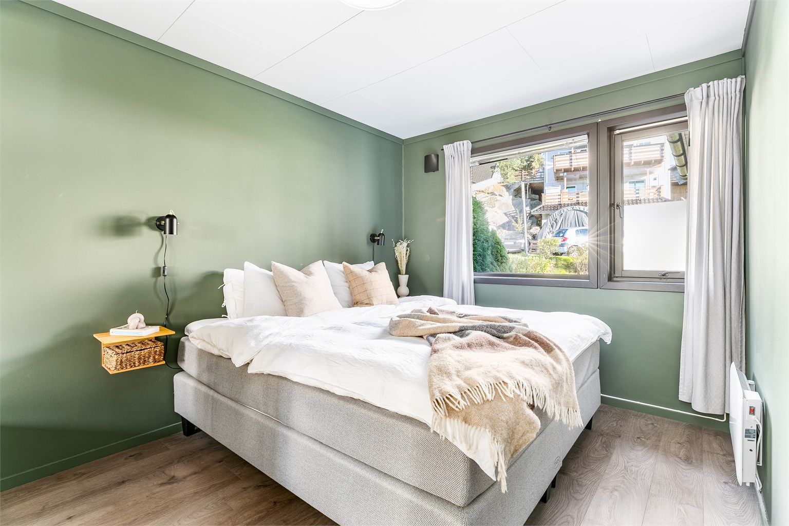 Malerarbeid er utført nylig også i begge soverom. I hovedsoverommet er også ny friskluftventil montert.