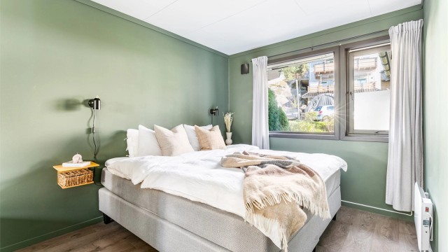 Malerarbeid er utført nylig også i begge soverom. I hovedsoverommet er også ny friskluftventil montert.