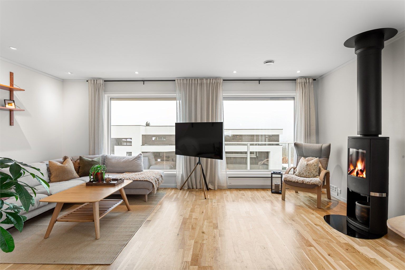 Stue med store vindusflater som gir mye naturlig lys