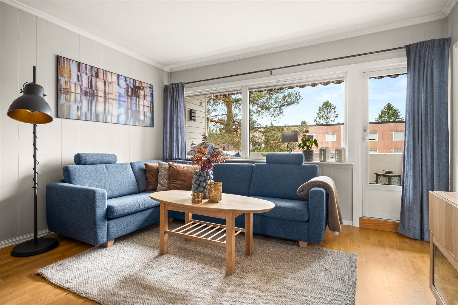 Stuen har store vindusflater som gir godt lysinnslipp, og en balkongdør fra 2008.