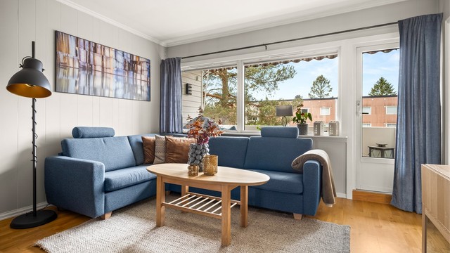 Stuen har store vindusflater som gir godt lysinnslipp, og en balkongdør fra 2008.