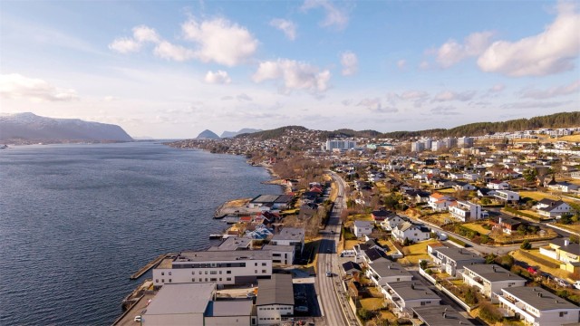 Dronebilde over nærområdet sett fra øst mot vest