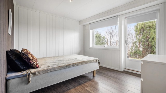 Soverom i underetasjen med utgang til terrasseplatting