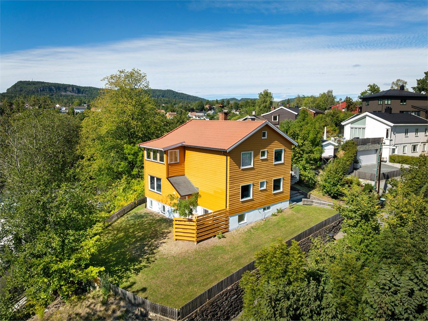 Boligen kan by på flotte utearealer med gode solforhold. 