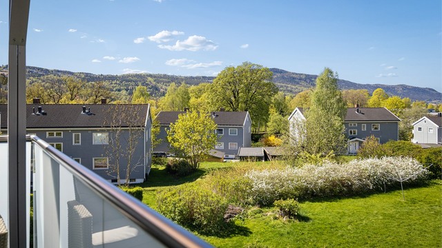 Utsikt fra balkong over sameiets fellesarealer.