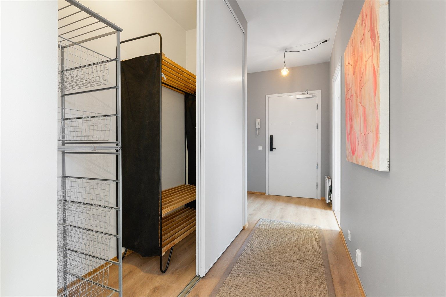 Entréen har praktisk oppbevaring i skyvedørsgarderobe. I tillegg medfølger bruksrett til en bod på 5 m² i kjelleren.