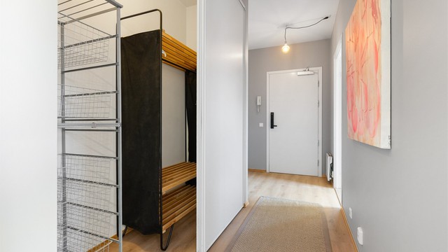 Entréen har praktisk oppbevaring i skyvedørsgarderobe. I tillegg medfølger bruksrett til en bod på 5 m² i kjelleren.