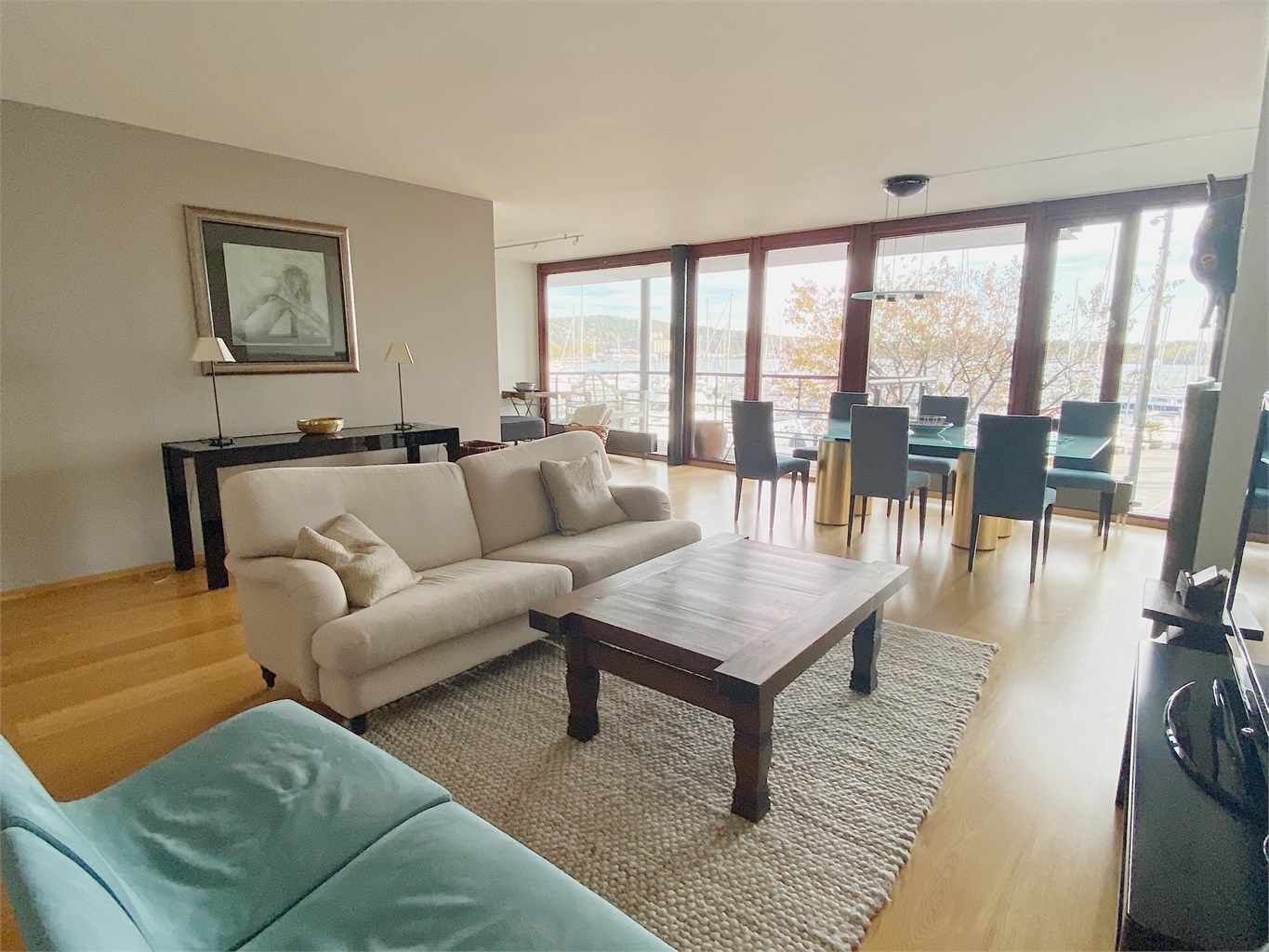 Stor stue med god planløsning. Både plass til større sofagruppe og spisestue. Nyt den flotte utsikten fra både stue, kjøkken og balkong. 