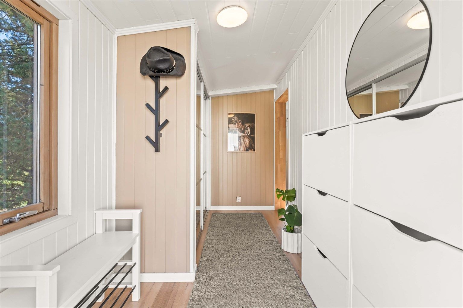 Velkommen inn!  En hyggelig entré med stor skyvedørsgarderobe og rikelig oppbevaringsplass til sko og yttertøy.