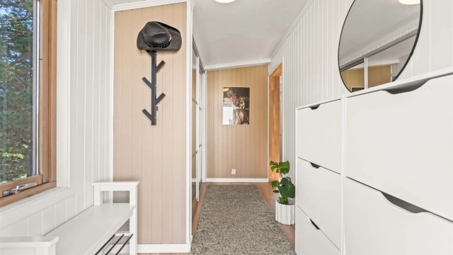 Velkommen inn! En hyggelig entré med stor skyvedørsgarderobe og rikelig oppbevaringsplass til sko og yttertøy.